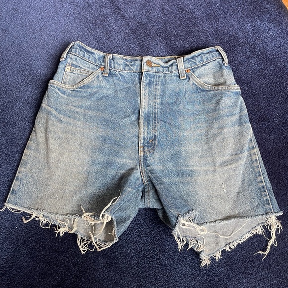 Womens Vintage Levis Mid length short Size M - Picture 1 of 2